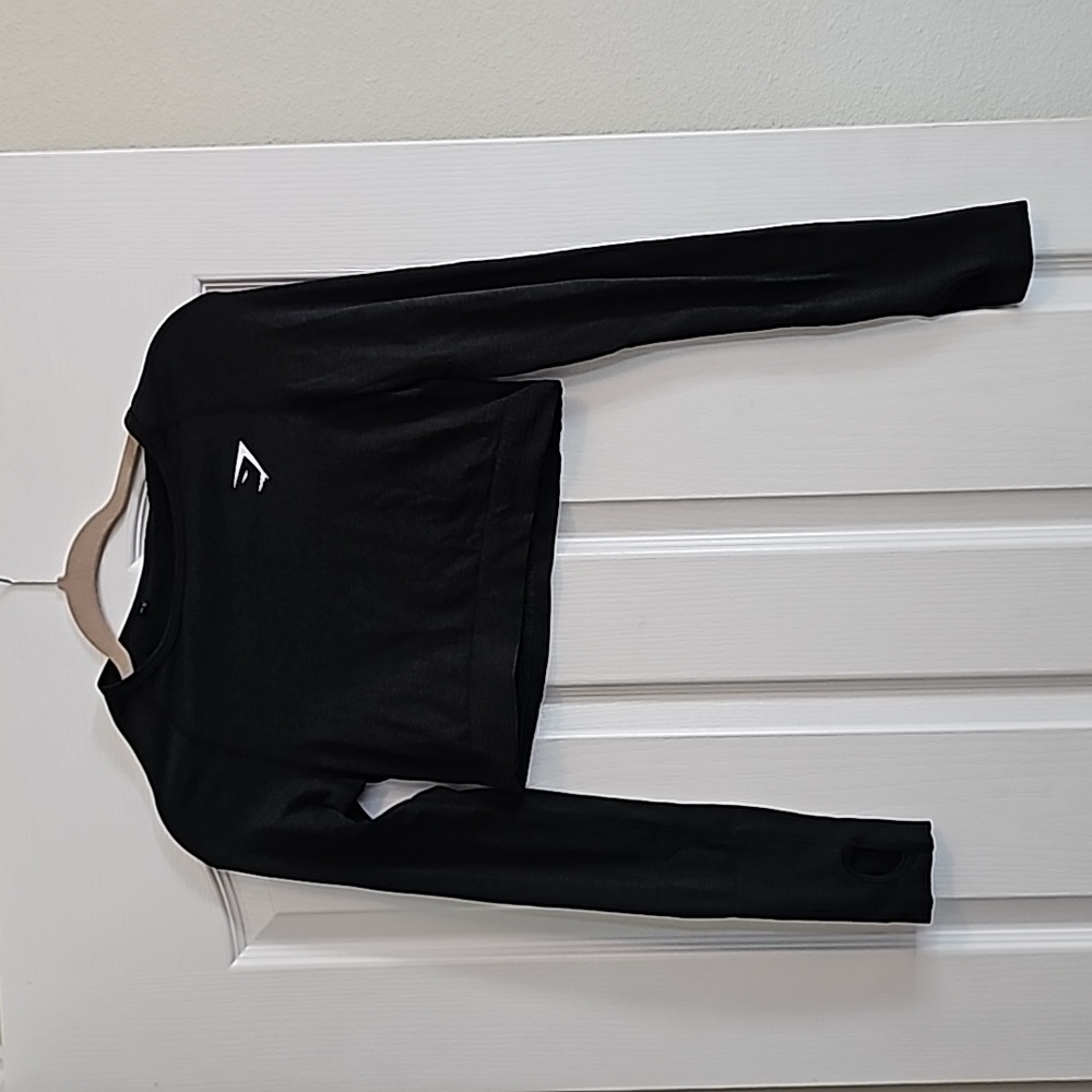 Cropped long-sleeved black gymshark top small/medium